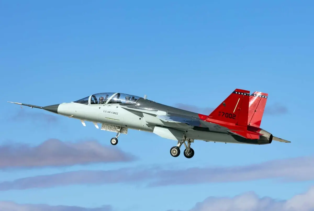 Boeing łączy symulator T-7A Red Hawk z rzeczywistym samolotem USAF – przełom w szkoleniu pilotów