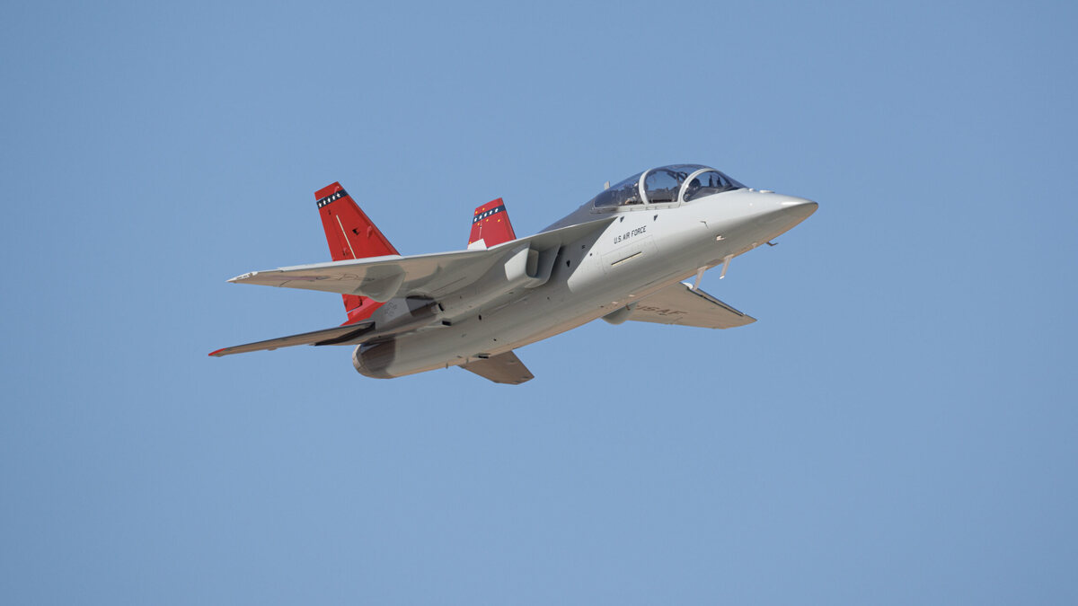 AETC przeprowadza pierwszy lot T-7A Red Hawk zintegrowany z symulatorami naziemnymi w środowisku LVC