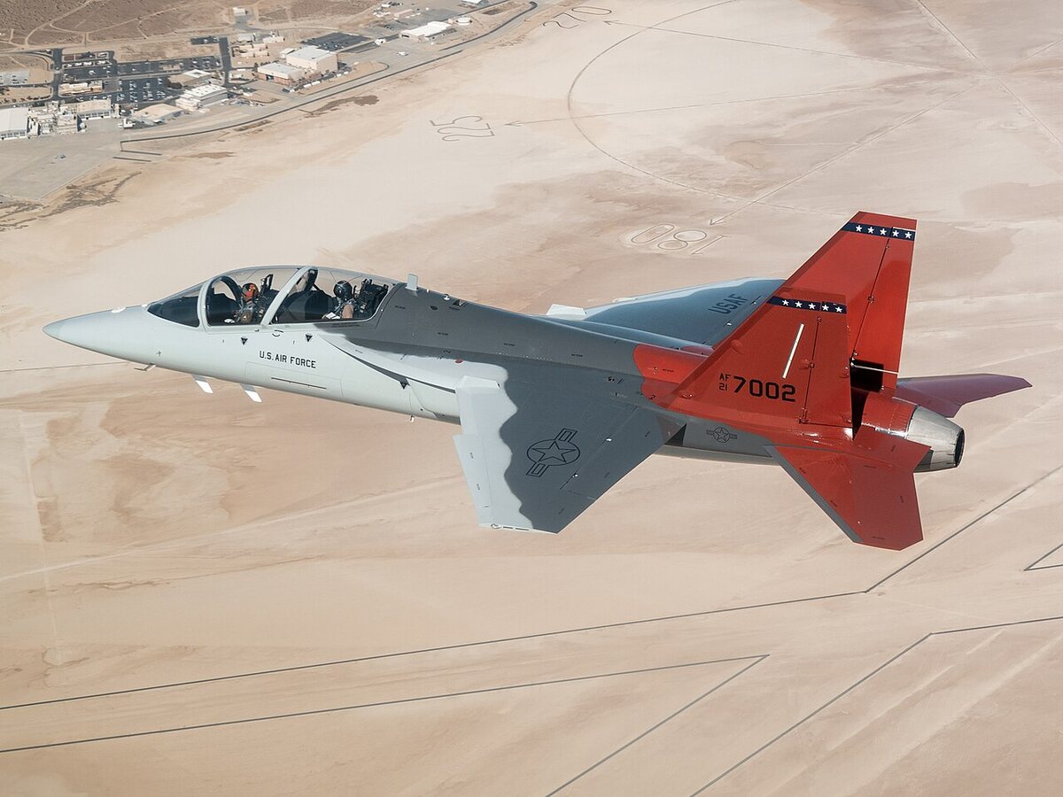 Samolot T-7A Red Hawk połączony z symulatorami w pierwszym locie w architekturze LVC