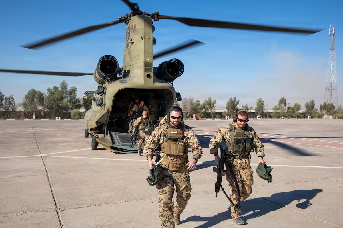Niemieccy piloci szkolą się w amerykańskim symulatorze CH-47F w Illesheim