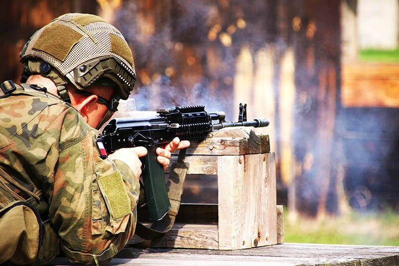 Trenażer TCW-97 Cyklop w szkoleniu strzeleckim elewów we Wrocławiu