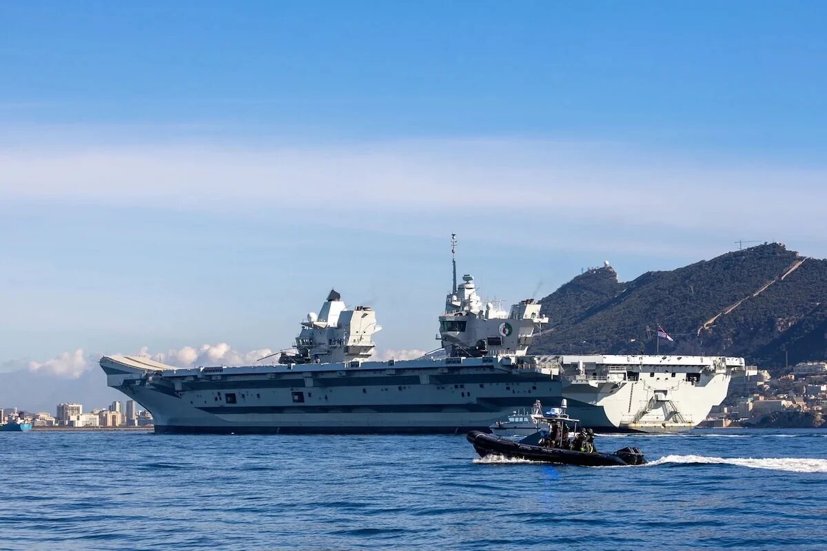 Chinooki ćwiczyły operacje pokładowe na HMS Queen Elizabeth