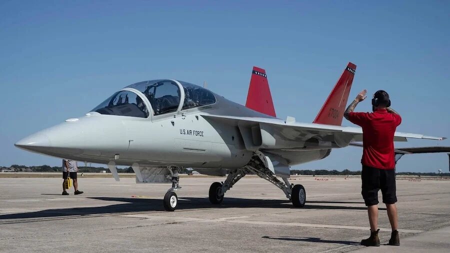 T-7A Red Hawk przechodzi do etapu lotów po zakończeniu kursu symulatorowego