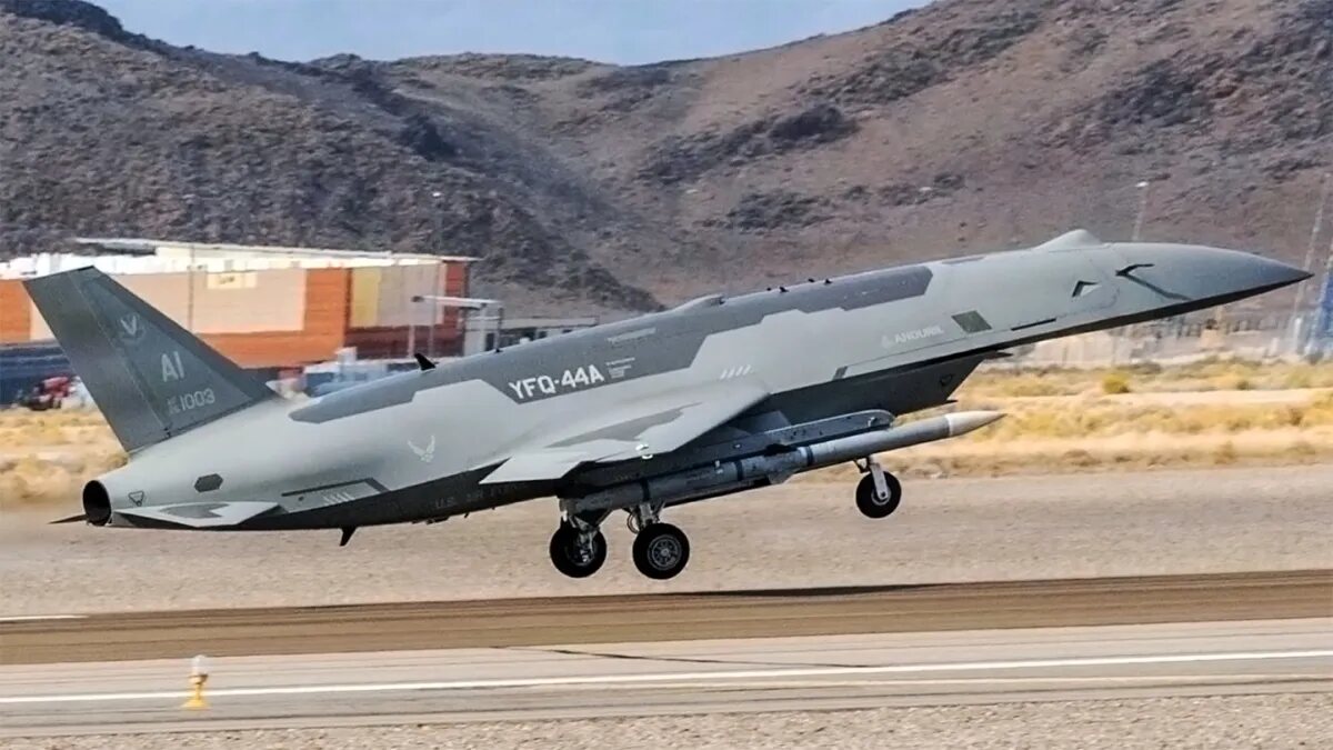 Bezzałogowiec Anduril Fury latał w formacji z myśliwcami F-35