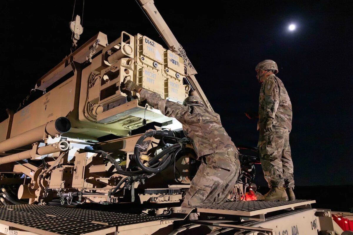 Załogi US Army ćwiczą nocne przeładowywanie wyrzutni Patriot
