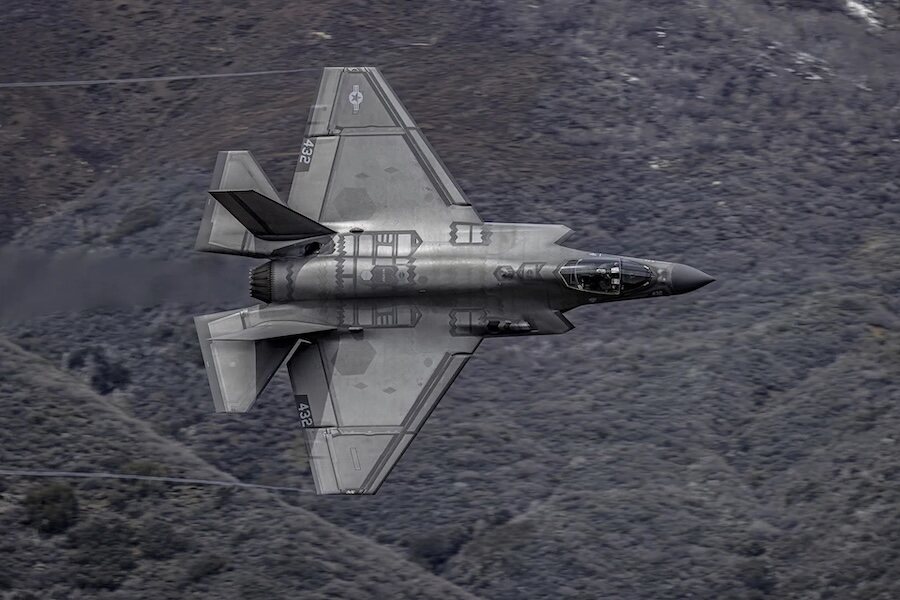 Brytyjski pilot-instruktor wzmacnia integrację lotnictwa pokładowego F-35C w US Navy